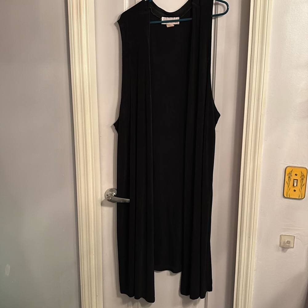 Sleeveless cardigan black 3x. Silhouettes brand.